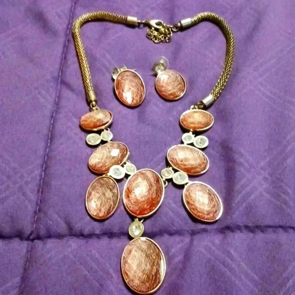 A very unique  beaded pearl necklace..copper color.